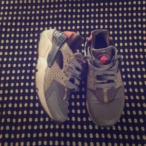 Women’s Nike Haurache Size 8